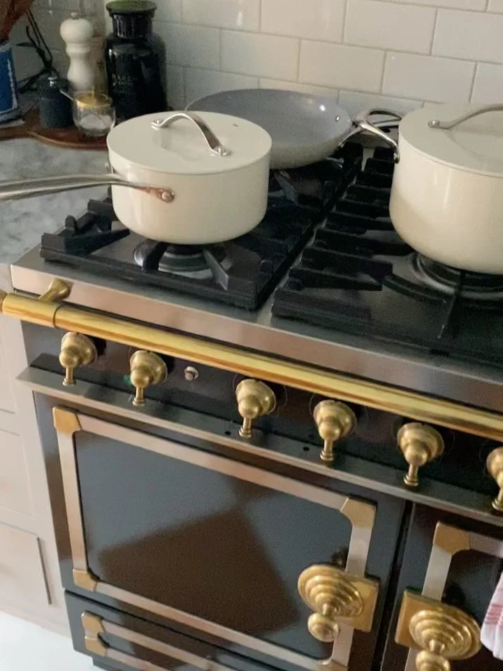 Meet the cookware equivalent of a perfect white tee: simple, polished, goes with everything, and somehow makes the whole kitchen feel more pulled together. ✔️ Would you show it off on the STOVE or tuck it away in a DRAWER? 👇 @onequince #quincepartne