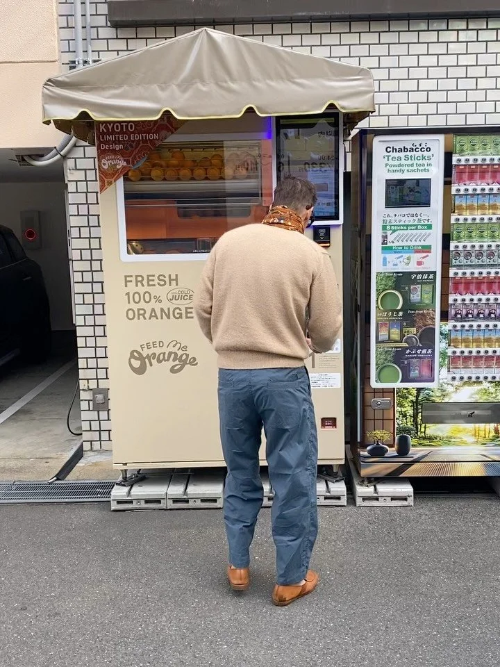 WATCH us get fresh squeezed ORANGE JUICE 🍊from a vending machine in KYOTO! 🇯🇵 

Core memory made. 👋 One of the most wild things about Japan is that there are literally vending machines on every corner, even in little tiny residential neighborhood