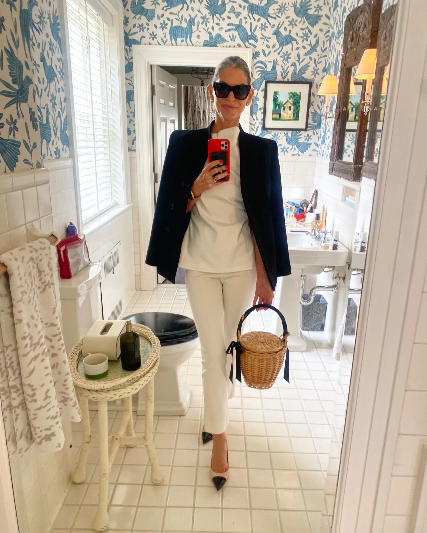 What I wore while visiting friends this weekend in Lexington, because you just can&rsquo;t go wrong with classic black and white closet staples. ✔️ And still dreaming about this absolutely perfect guest bath in the stunningly beautiful home of my bri