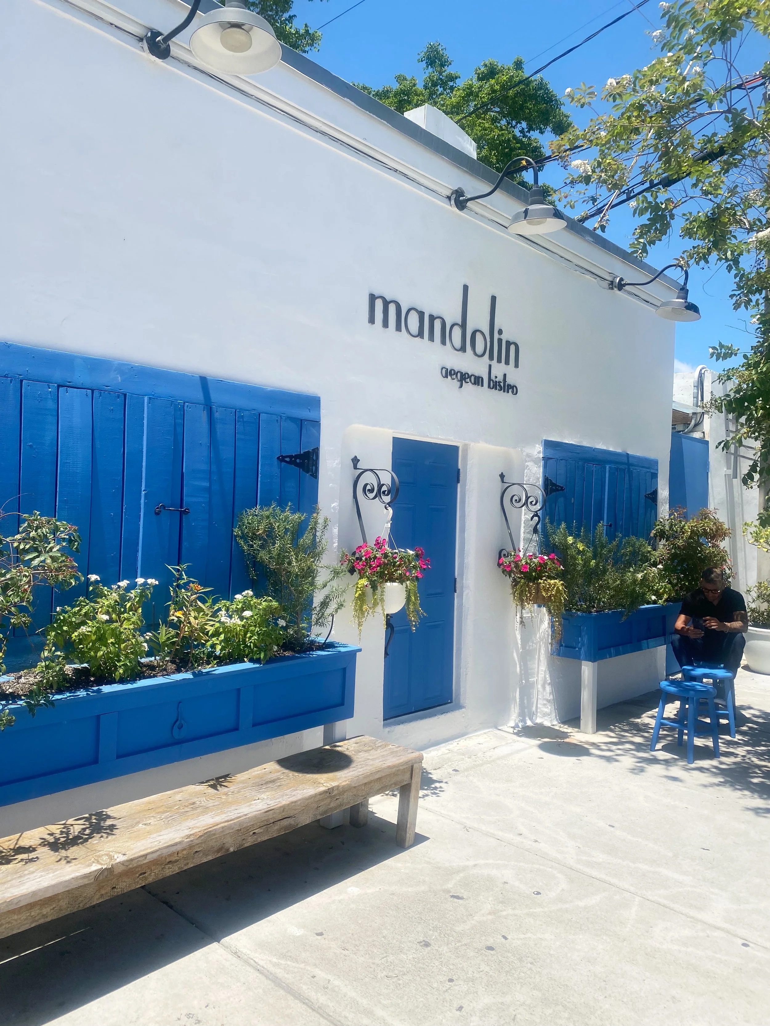 Things that I did last week to celebrate turning 55! 🎈Spent the weekend back home in Miami with friends and family. ☀️ Reunited with my high school besties and had the loveliest alfresco lunch @mandolinrestaurants! 💙 Saw an epic @dolcegabbana exhib