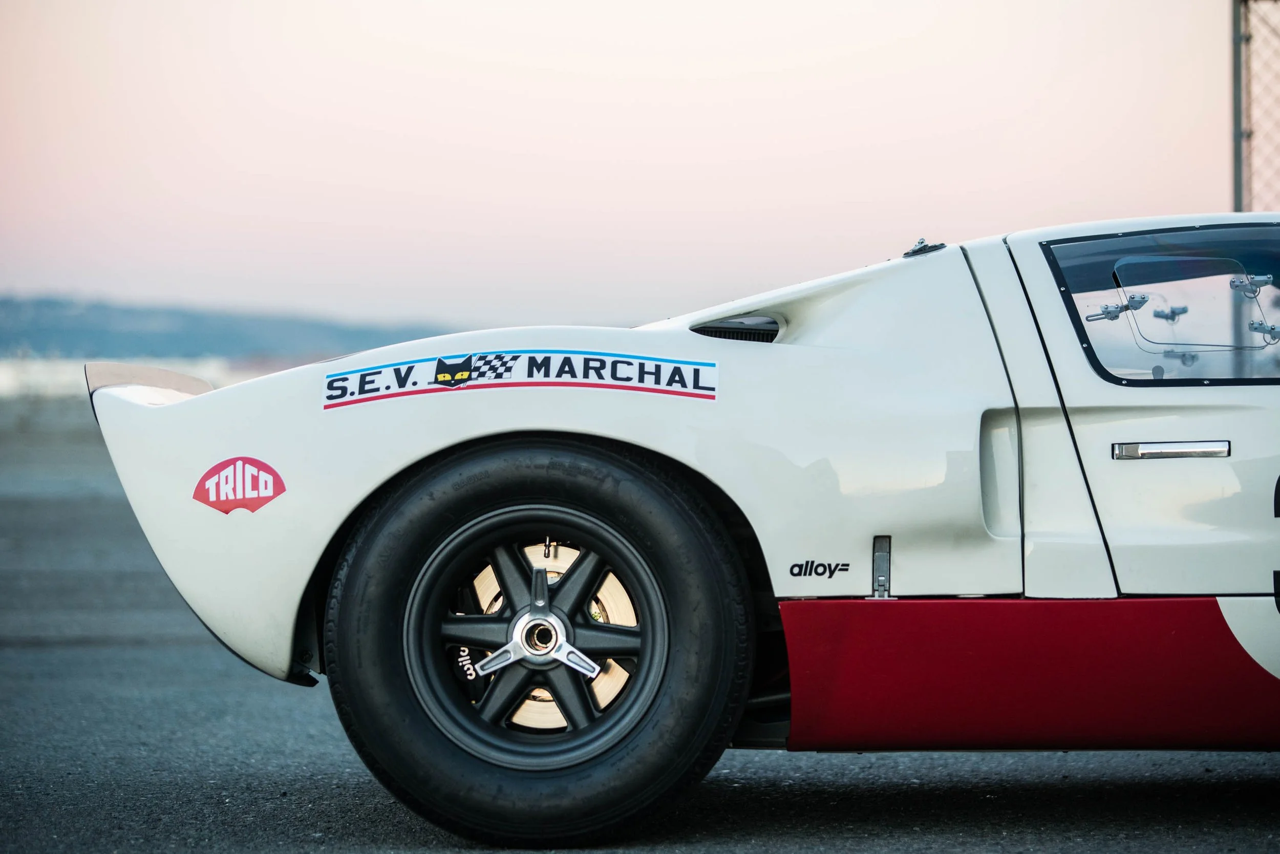 this-ford-gt40-replica-was-born-to-tear-it-up-tastefully-1476934551394.jpg
