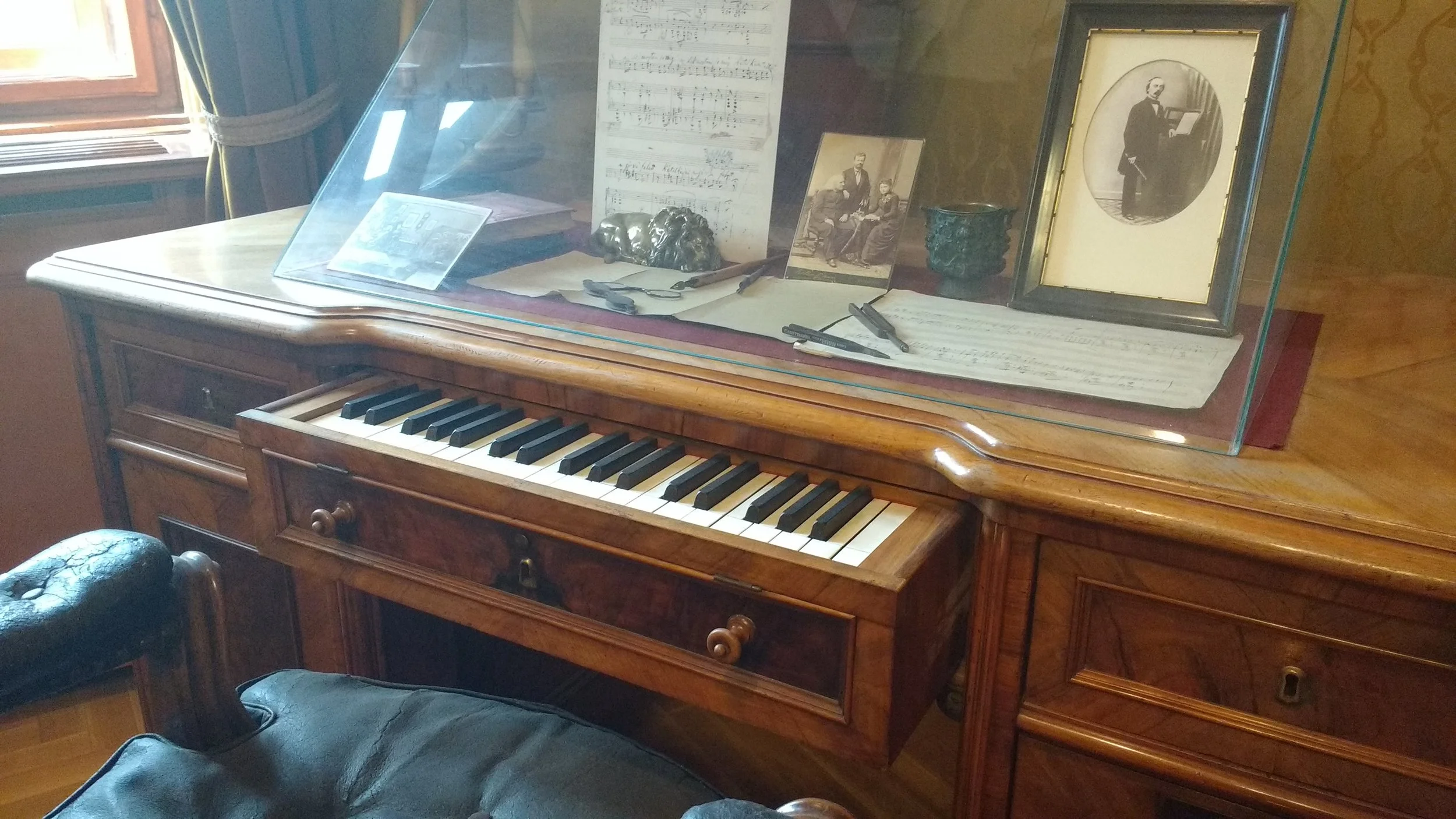 Het componeerbureau, voorzien van een uitschuifbaar drie-octaafs studieklavier, door Bösendorfer ontwikkeld speciaal voor Liszt