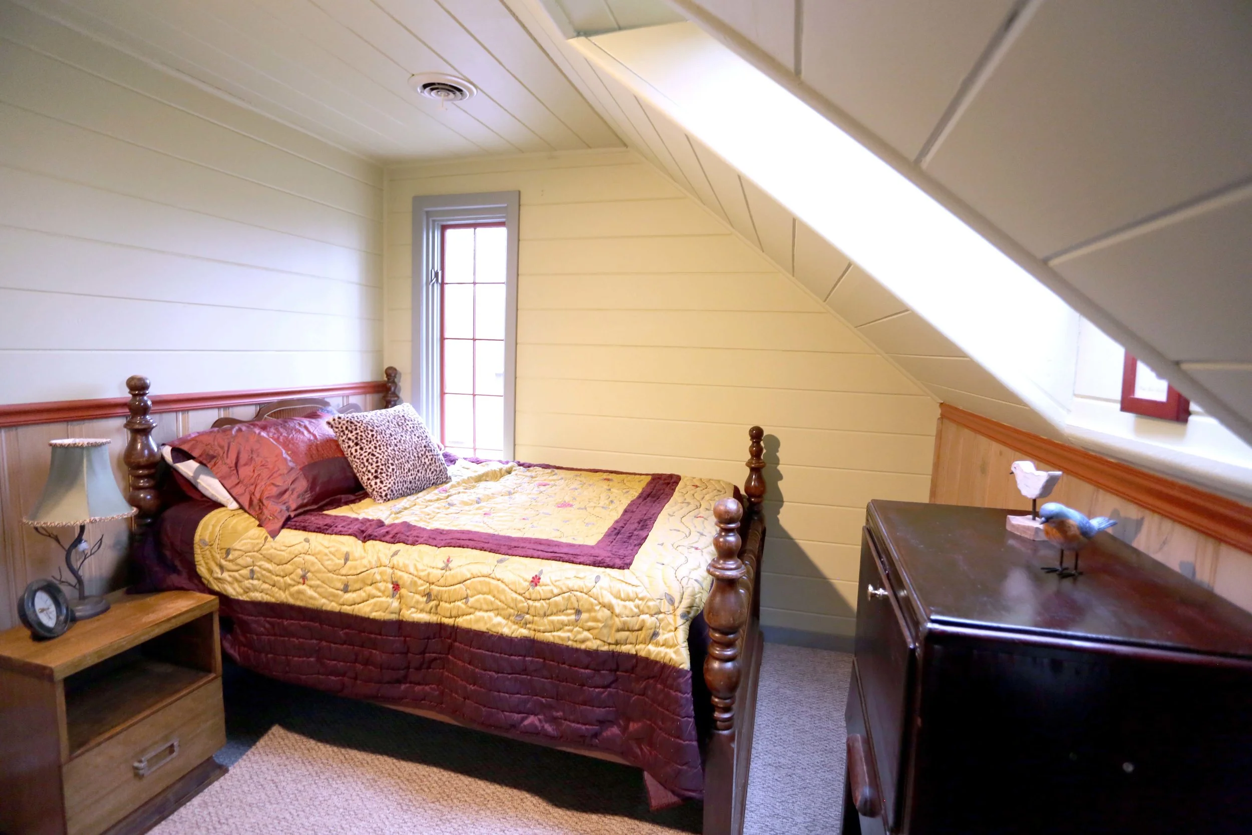 The Bird Room in the LakeTrail House has a queen bed. It shares a bathroom (toilet, shower, and claw-foot tub) with the other room in the East Wing of house.