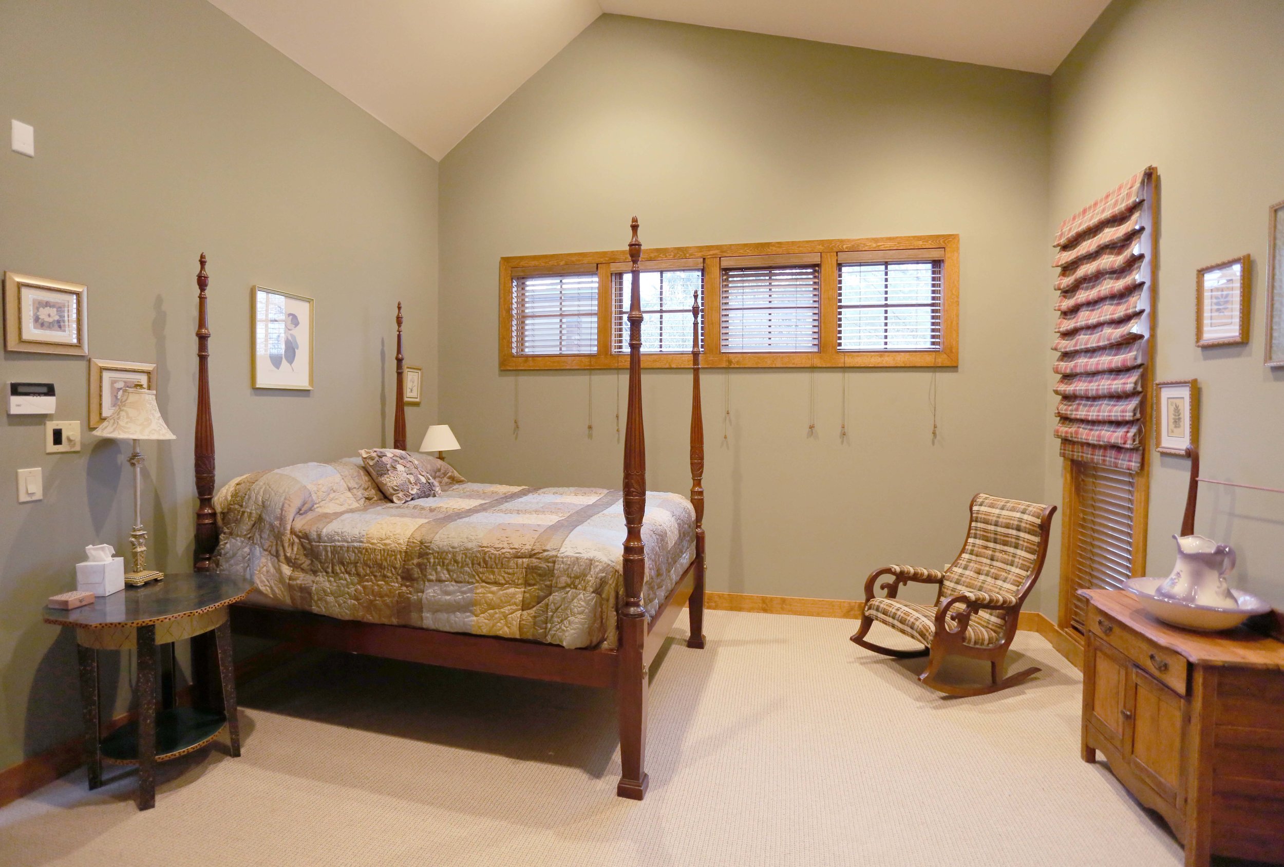 The Circle Lodge Master Bedroom has a Queen bed and private full bathroom with jacuzzi. $190/weekdays.