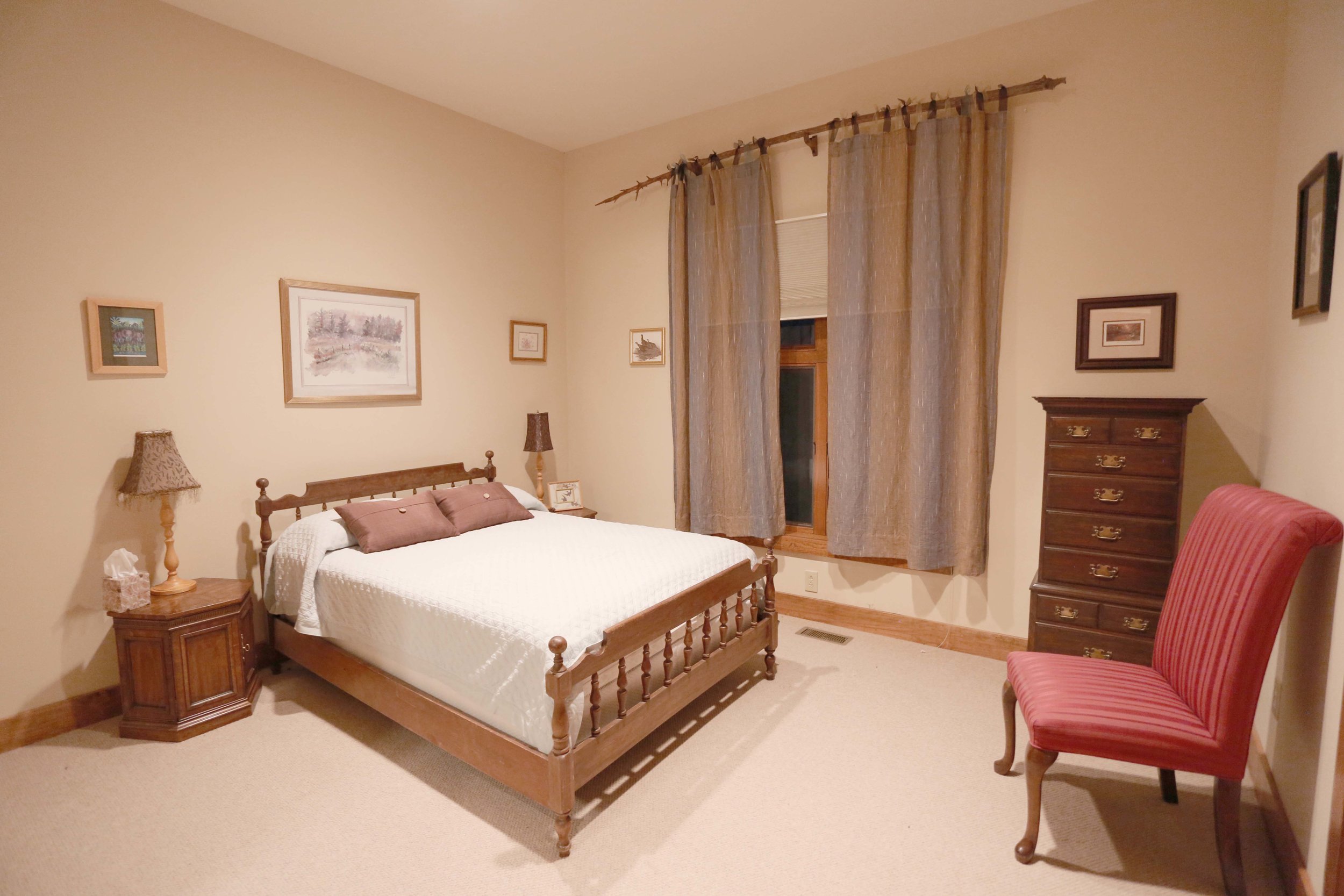 The Circle Lodge Pond View Room has a Queen bed and private full bathroom. Horseshoes, bocci, shuffleboard, fishing pond on site. Organic produces traight from farm steps away.
