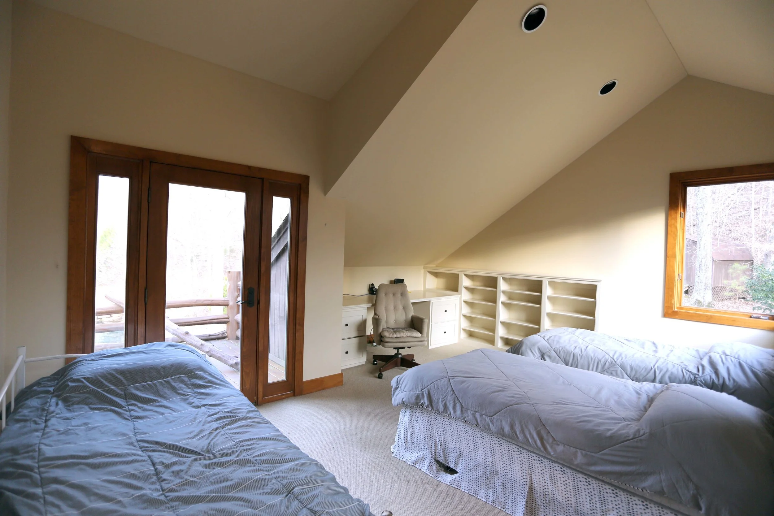 The Circle Lodge Spiral Loft has three singles. Shared full bathroom downstairs Horseshoes, bocci, shuffleboard, fishing pond on site. Organic produces straight from farm steps away.