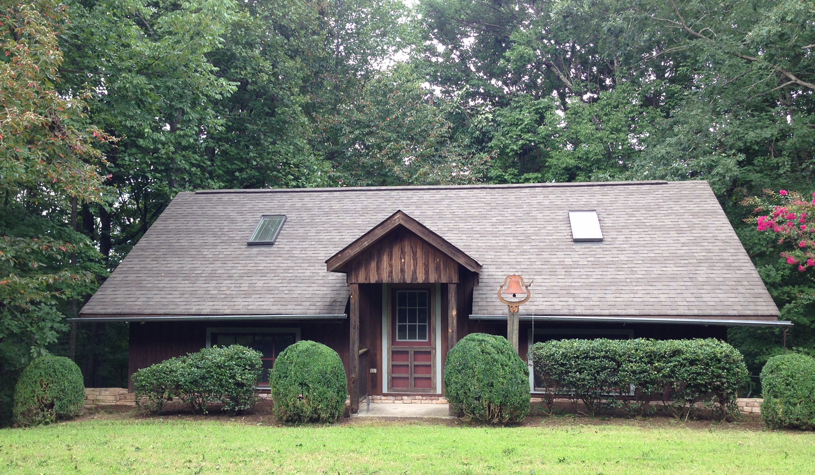 The Lake Trail Studio has hosted numerous artists and musicians. Isolated in the woods and adjacent to the Natchez Trace State Park, this gorgeous 770 sq ft wooden structure has an open 350 sq ft deck. It is a stone's throw from the LakeTrail Lodge $30/hr $100/half day (8am-12n or 1pm-5pm, 6pm-10pm) $175/full day