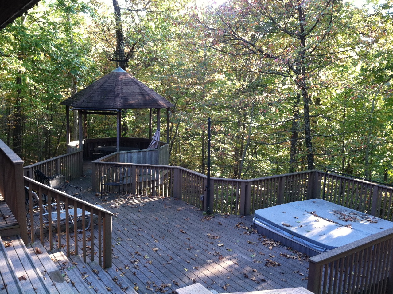 buddha gazebo and hot tub.JPG