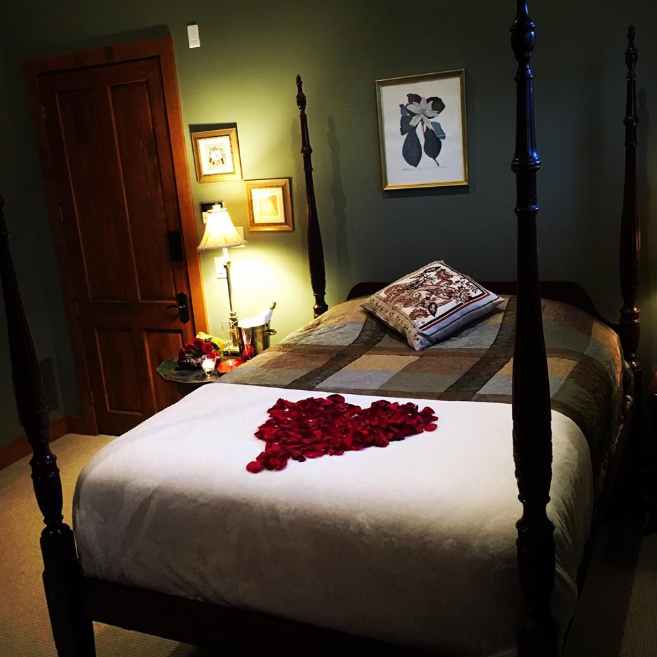 Circle Lodge master bedroom - Queen