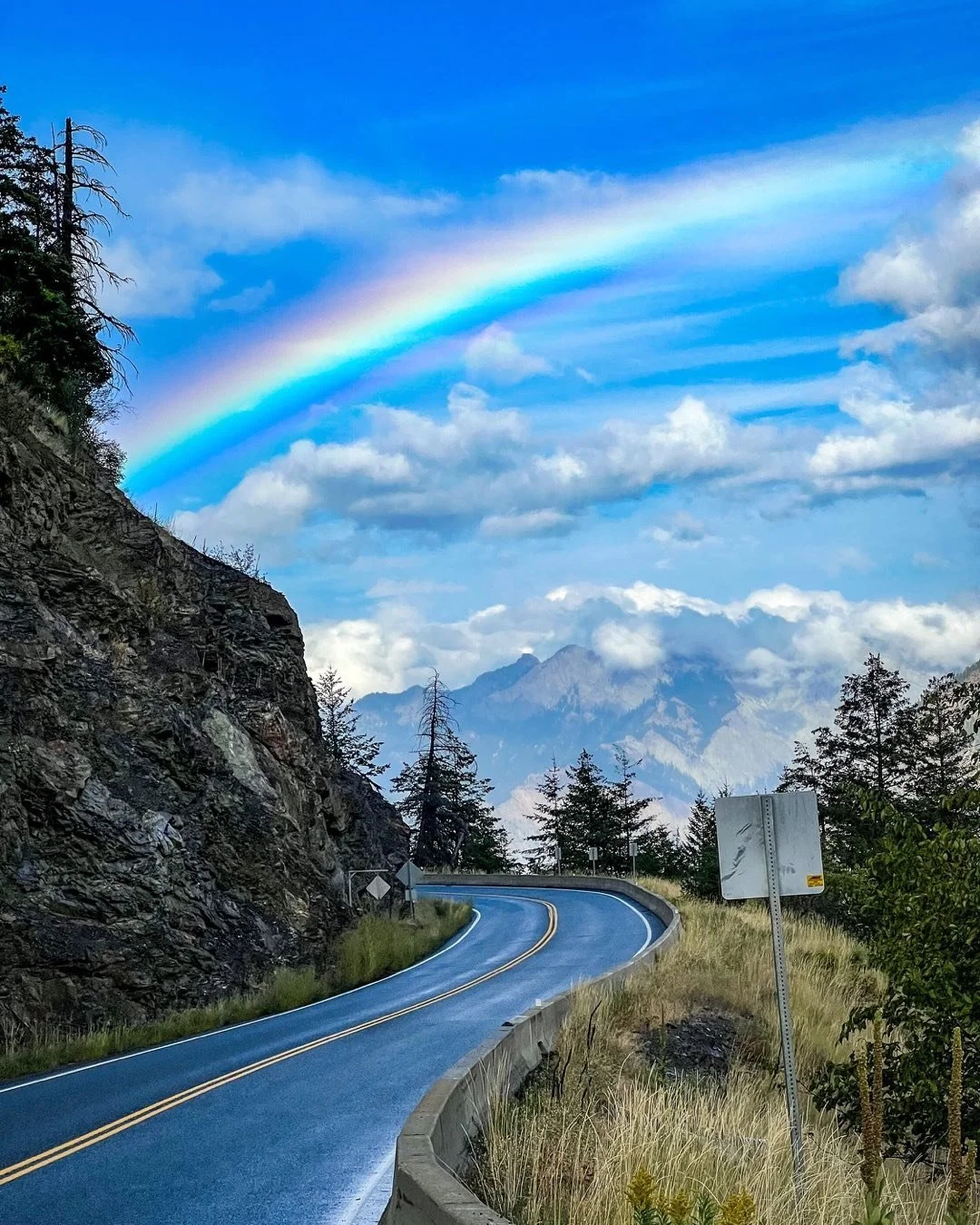 I&rsquo;m excited to share that I have added some prints to my Etsy Shop. This happens to be one of my favorites. 😃🌈🏔️

Link in bio. 

#canadianrockies #mountians #mountainlove #rainbow #colorphotography #digitaldownload #lookingforlight
