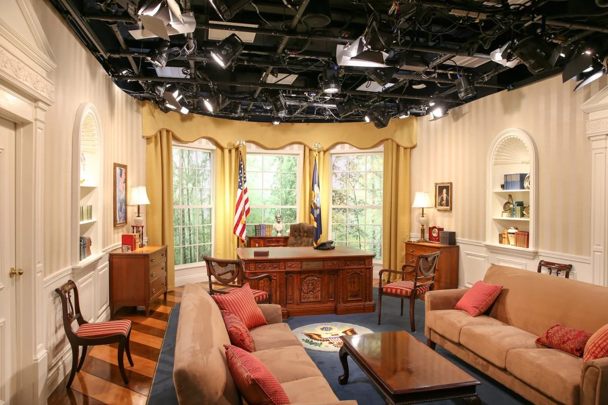 measuring-20-by-30-feet-youtubes-oval-offices-are-decorated-to-look-exactly-like-the-original--except-that-the-ceilings-are-covered-in-lighting-equipment.jpg