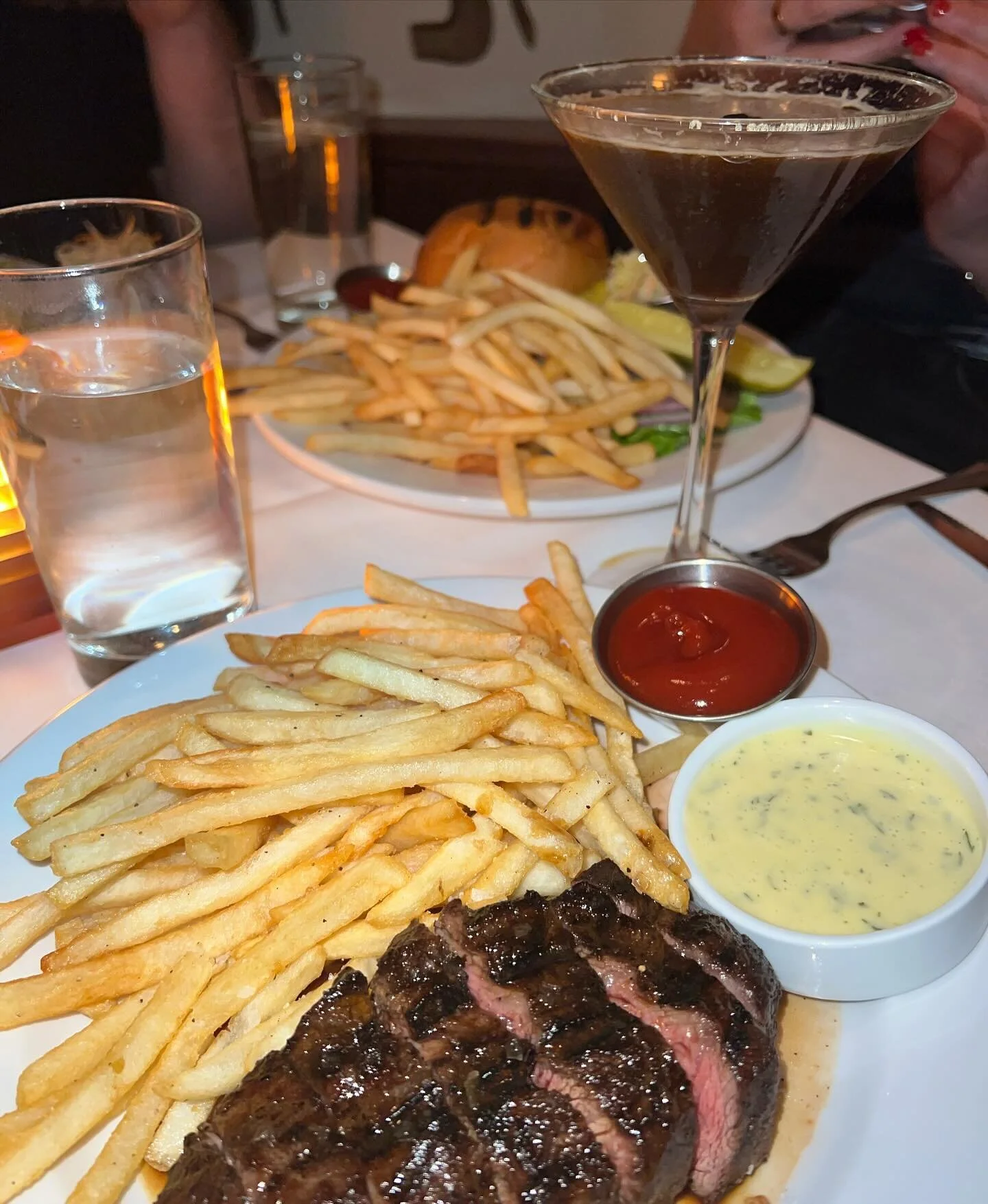 The best cozy old school NYC restaurant vibe 🍸

📍 @cecchisnyc 

Order Up:
&bull; Dinner rolls with butter
&bull; Cecchi&rsquo;s Burger 🍔 
&bull; Steak and fries
&bull; Espresso Martinis 

#nyceats🍽 #nyc #nyceatssss #nyceats #nycrestaurants #nycdi