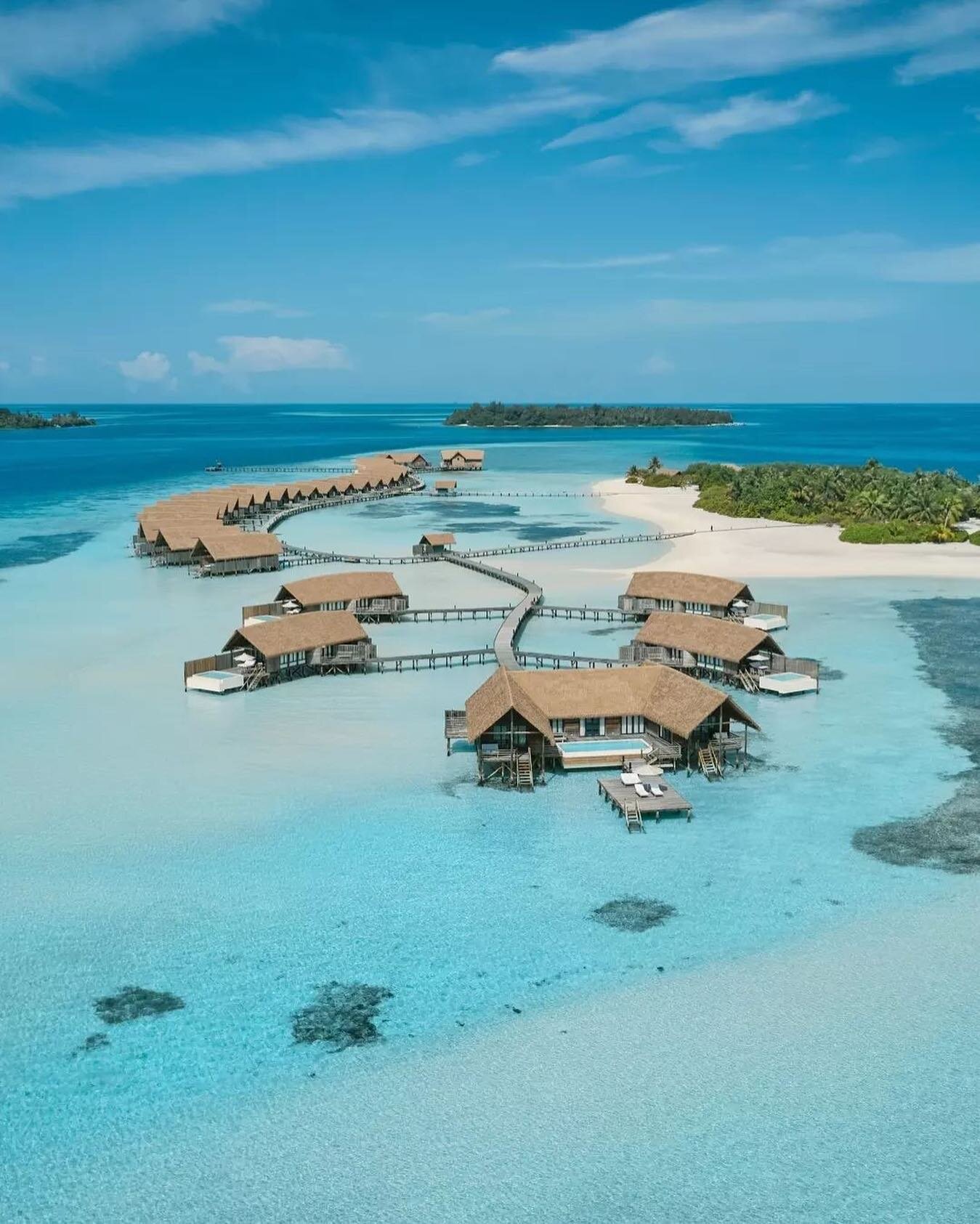 Barefoot, understated luxury, @comococoaisland is an intimate private island retreat, offering unique overwater suites all resembling a traditional Maldivian Dhoni (local boat) 🚤

With its white sandy beaches, crystal-clear turquoise lagoons, and vi