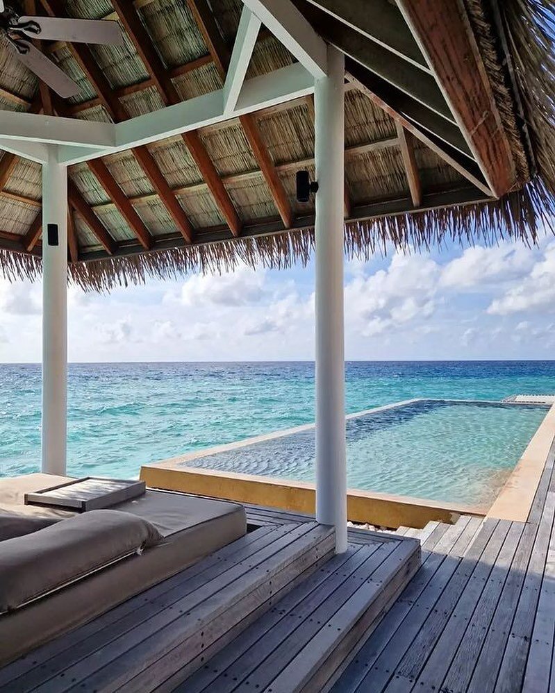 Step into a world of barefoot luxury and understated elegance at @comomaalifushi , where the spirit of the Indian Ocean comes to life in every dreamy moment. 🌴🌊✨

It&rsquo;s cocktail o&rsquo;clock right? Want to join us?