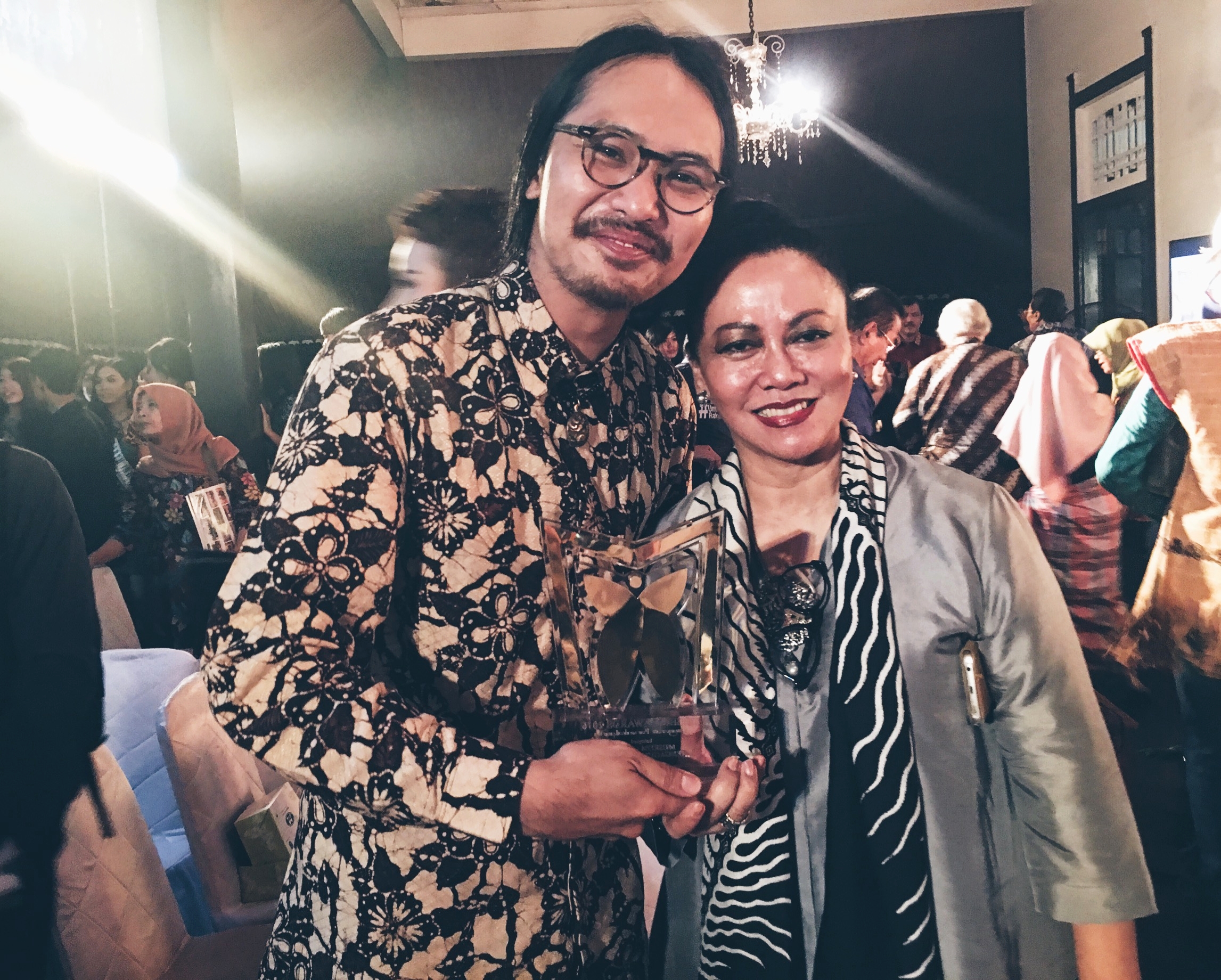  Anggiea Prawira Tjong bersama ketua Dewan Juri, Ibu Prof. Wiendu 