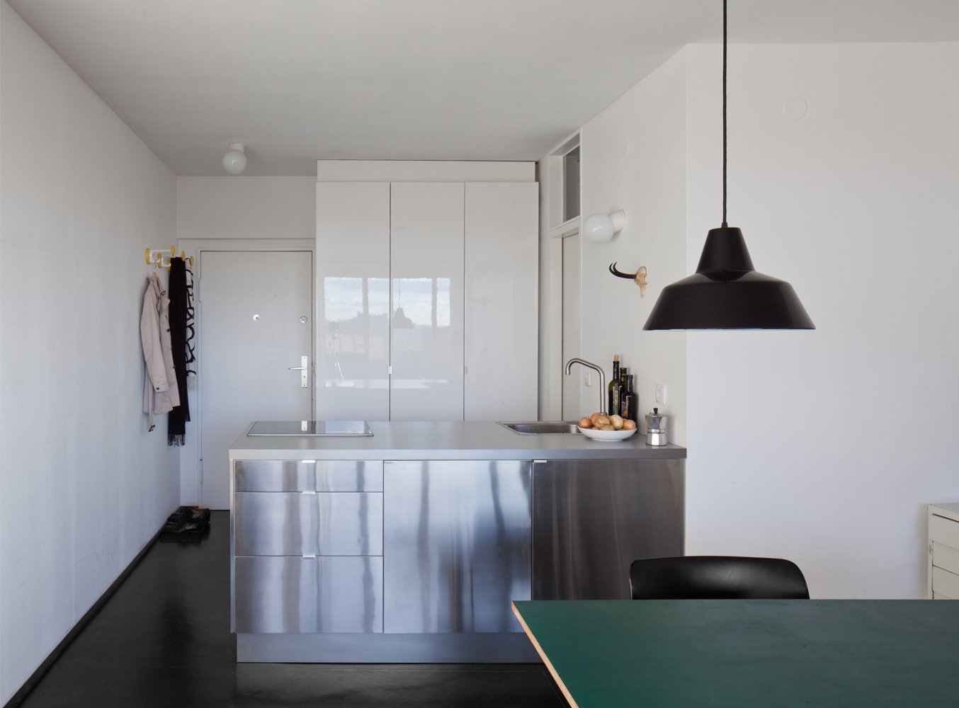 Kompakter Eingangsbereich mit Küche/ Garderobe/ Kleiderschrank und Bad/WC
