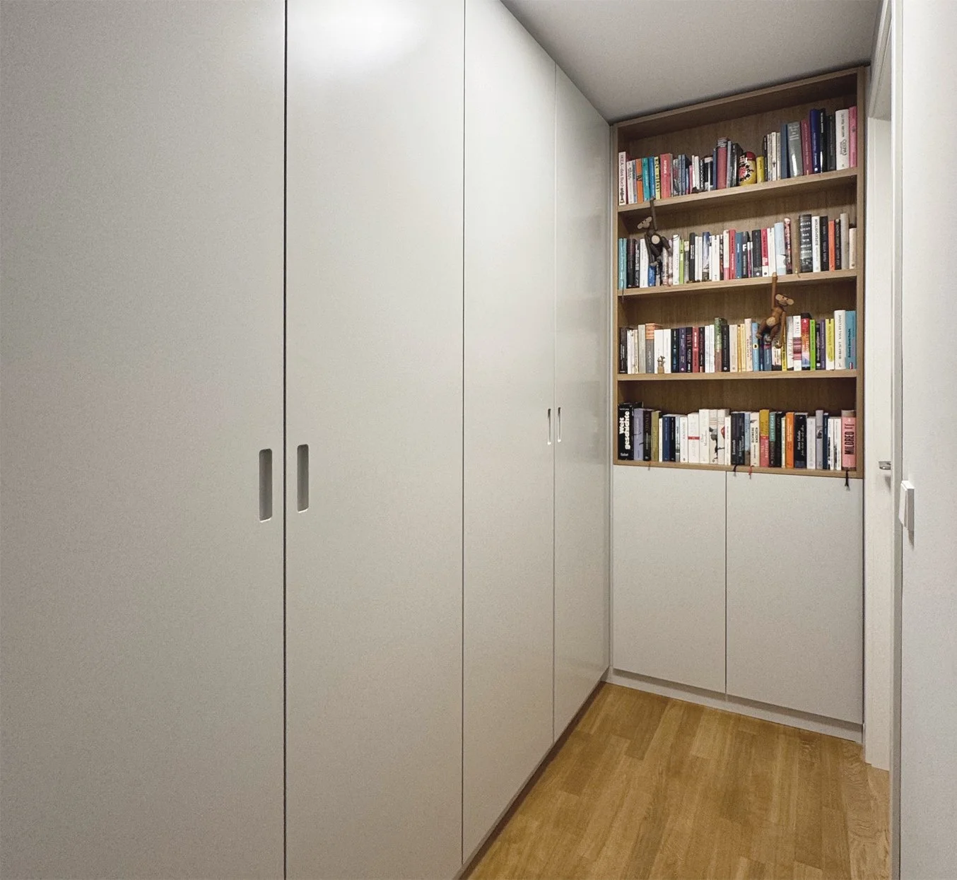 Bücherregal und Stauraum
