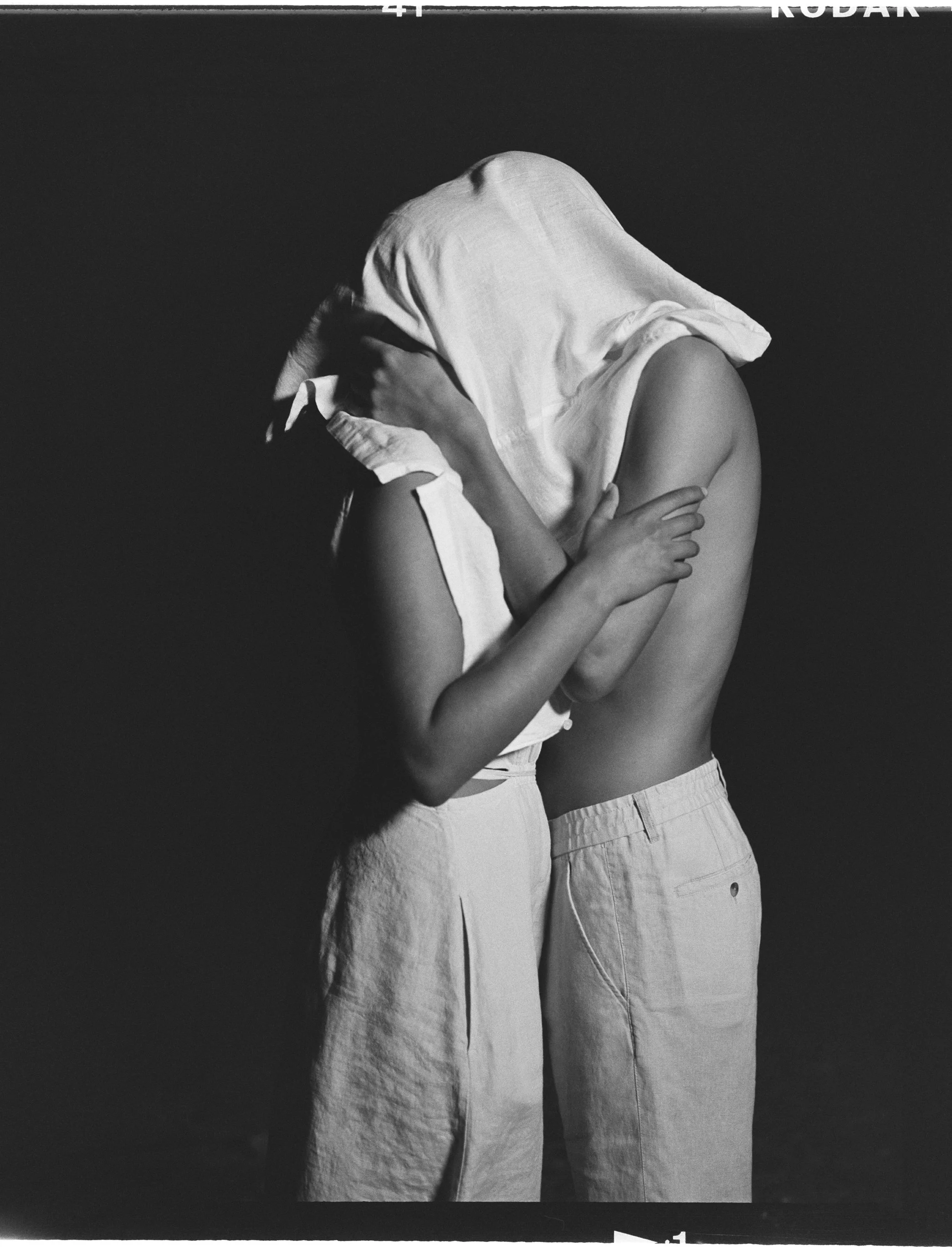MOP_SS23_HERO_APRIL_COUPLE_02.jpg