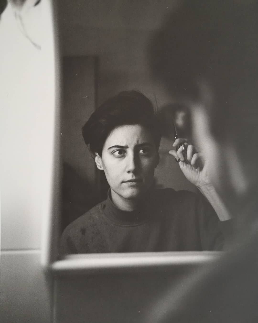 20esimo anno da Edward.
Quanti soldi ho risparmiato?
🤔

PH. @sara_apostoli

#bwphotography #illford @ilfordphoto #portrait #timburton #filmphotography #mirror #parrucchieraditestessa