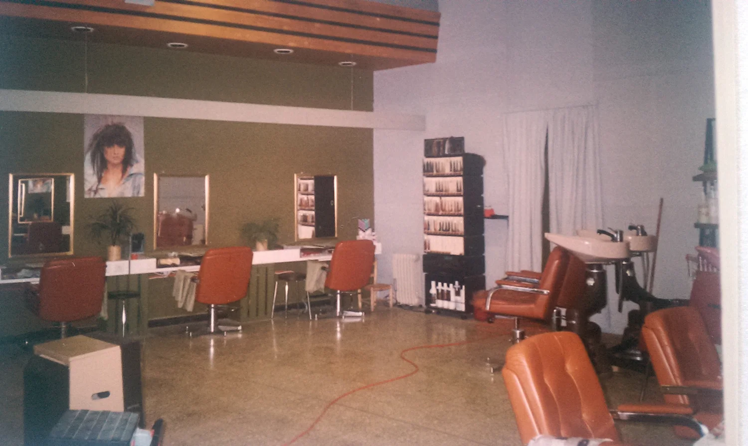 1988 provisorischer Salon nach Wasserschaden im Hauptgeschäft in Glarus