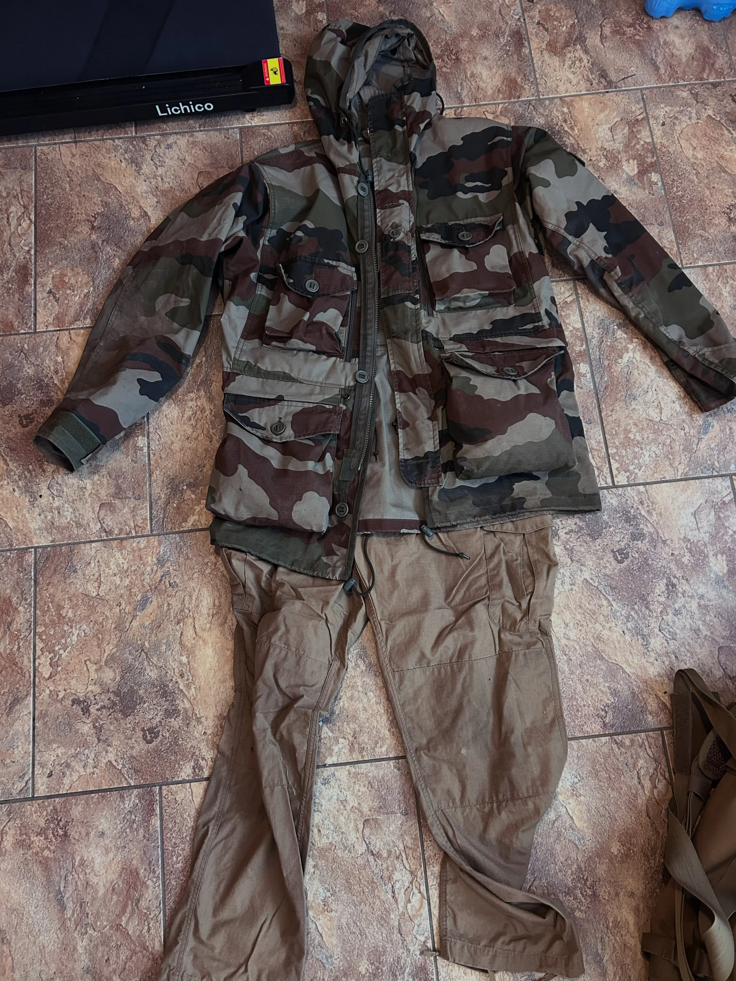 We are officially in smock season. 

The smock is a fantastic 3 season piece of gear. It allows wonderful layering up and down underneath, fantastic wind resistance, pockets for stuff to keep on you (gloves, hat, compass, red headlamp, notebook, etc&