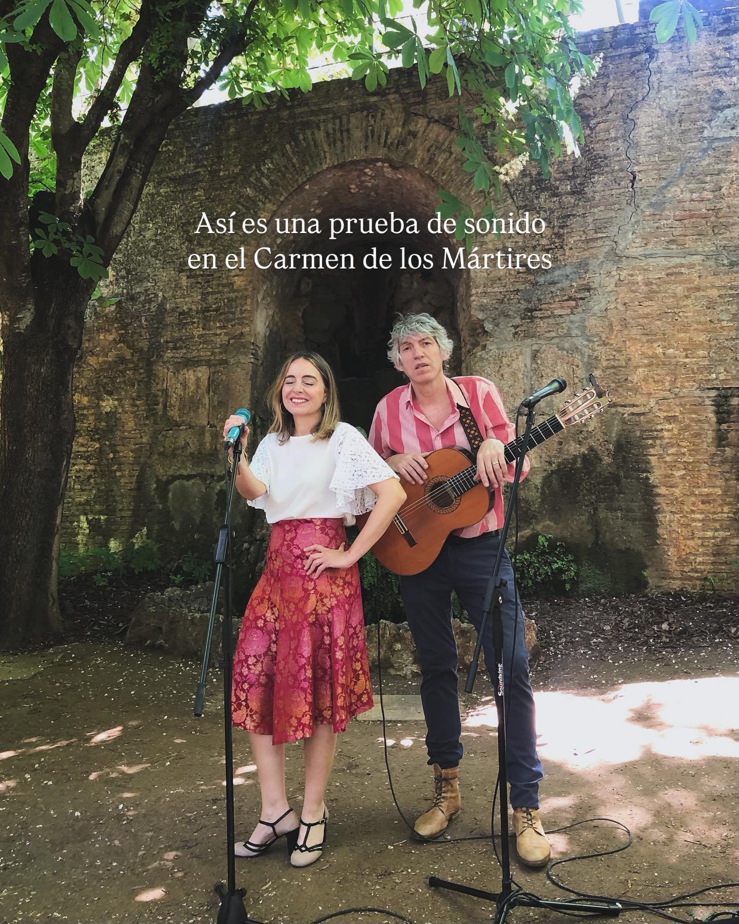 Ayer vivimos el lujo de tocar en uno de los jardines m&aacute;s bonitos de Granada (y del mundo, me atrever&iacute;a a decir) y encima hacerlo para unos novios rebonicos, Mar&iacute;a y Oriol, que arrastraron a todos los invitados delante del escenar