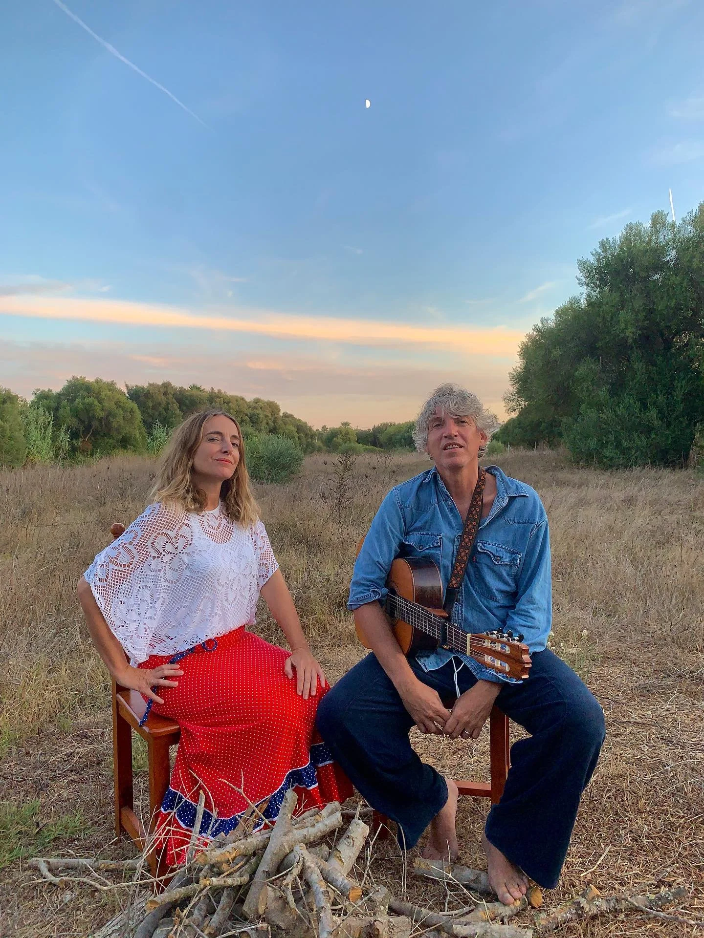 Nuestro agosto ha tenido muchas m&uacute;sicas, todas hermosas. Las improvisaciones en busca de melod&iacute;as o poniendo notas a las notas de un cuaderno. Los p&aacute;jaros bajo el acebuche y las olas en Mangueta. La Oliva subiendo a Vejer, el jaz