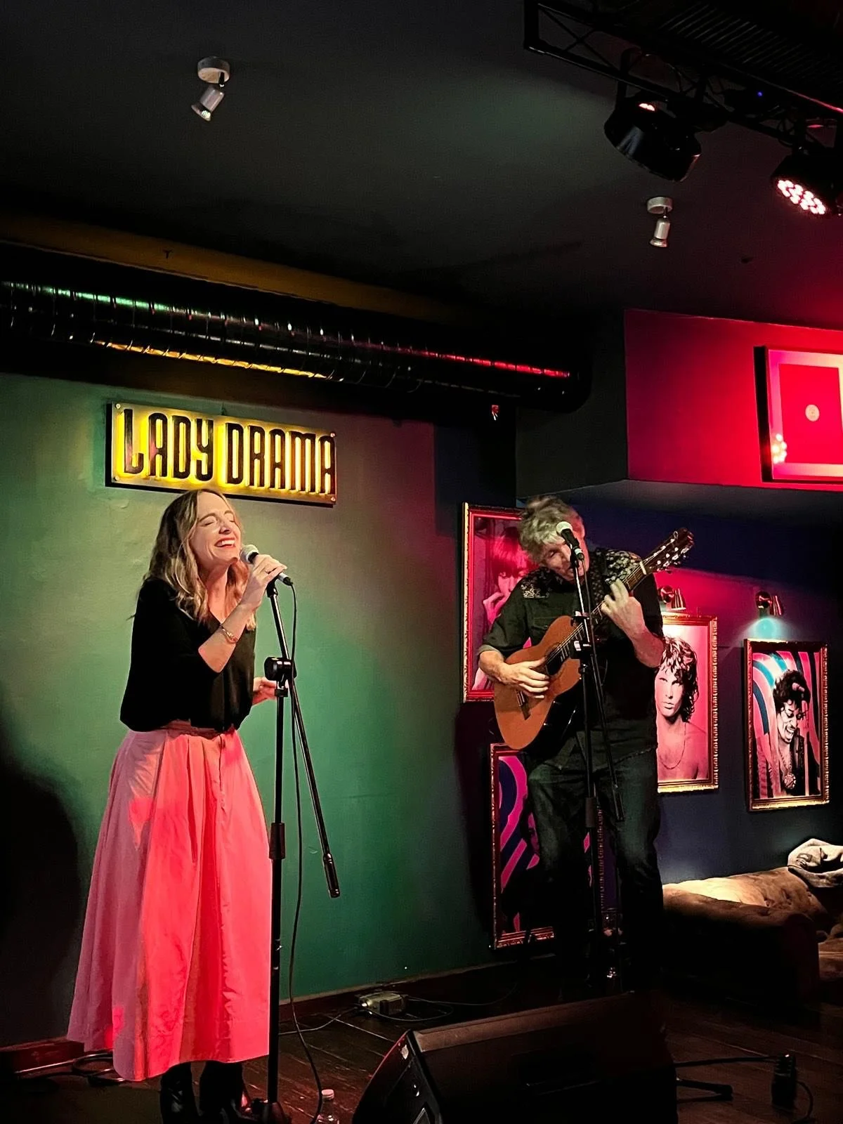 Hemos tardado demasiado en volver a Sevilla, pero mereci&oacute; la pena por poder hacerlo en un sitio tan especial como el @ladydramaindierockbar (&iexcl;gracias!) y juntar a toda nuestra gente m&aacute;s querida alrededor de nuestras canciones.

Si