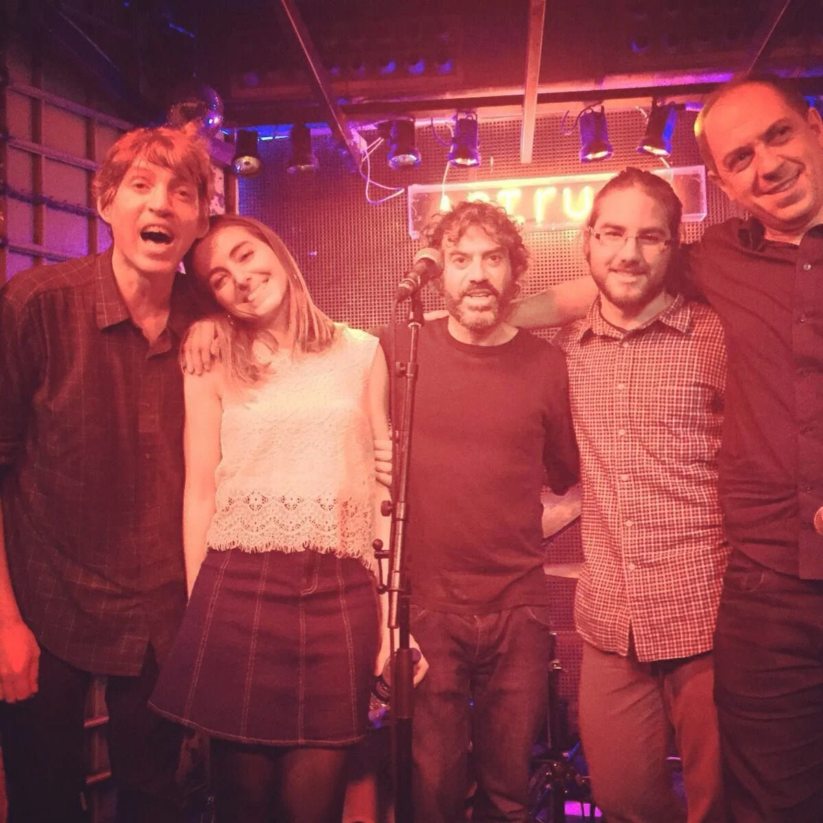 El 11 de marzo de 2016 presentamos nuestro primer disco, Take this train en @intrusobar. 10 a&ntilde;azos, toma ya. Estaba tan petado y nosotros tan emocionados que se nos olvid&oacute; sacar los discos y venderlos, lo cual supongo que deber&iacute;a