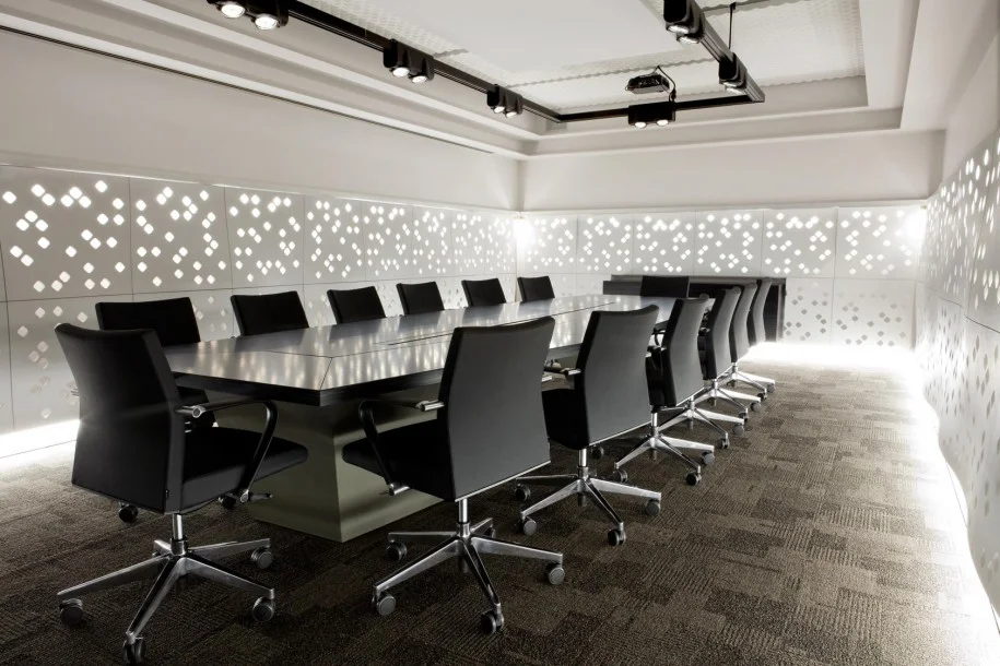 Awesome-conference-room-ideas-with-armchairs-and-great-table-also-amazing-decorative-walls-915x610.jpg