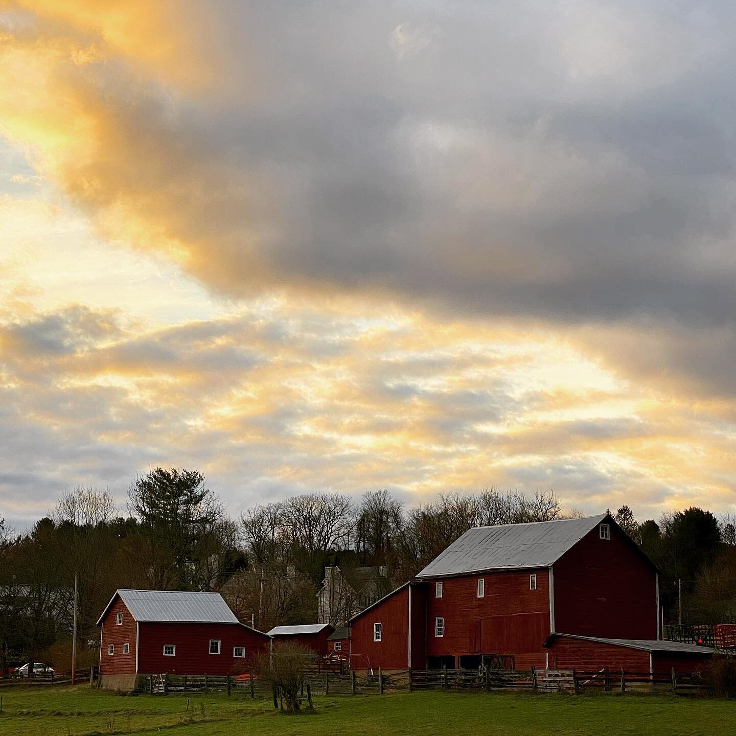 Scenes that make you stop and take a photo #redbarns #sunset #njspots #hackettstownnj