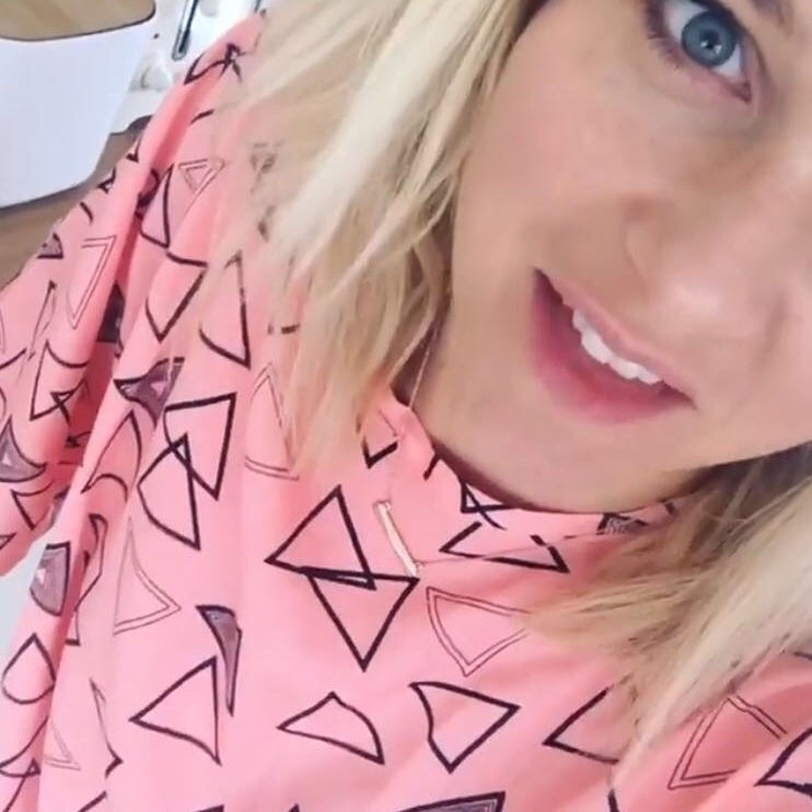 Zoe aka @dresslikeamum in her Coral Retro Triangles Neat Top