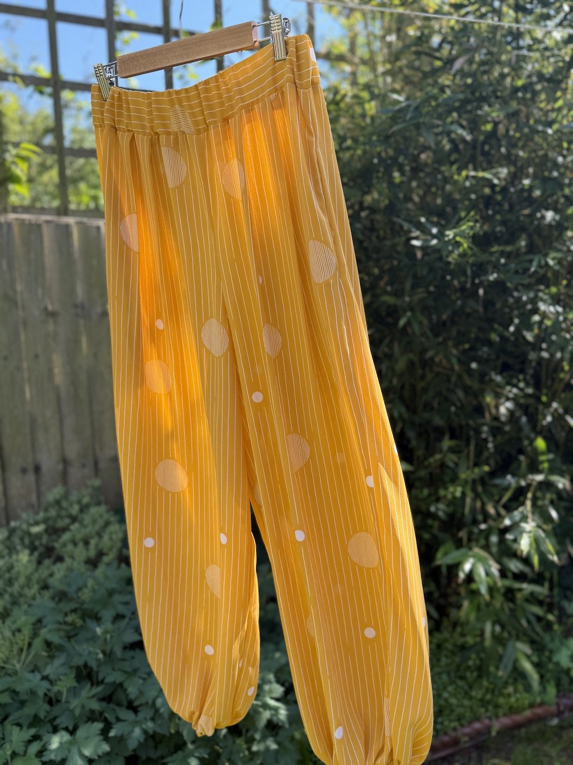 CHROMA3-yellow-ballon-pants4.jpg
