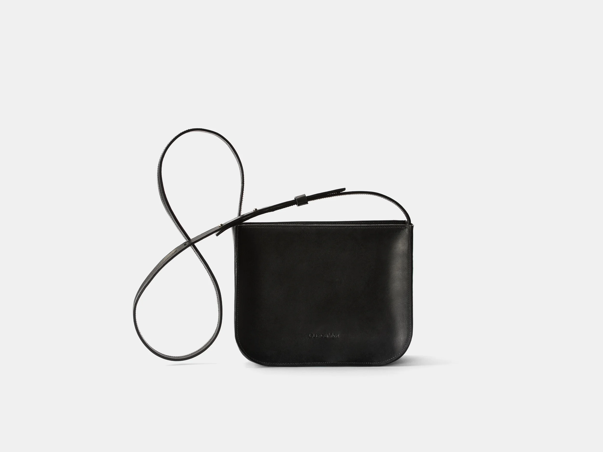 shop-cuero-and-mor-product-Crossbody-Model-2-1-v1-FINAL.jpg