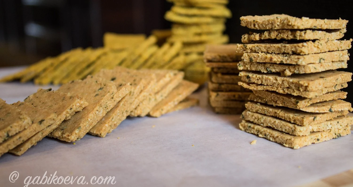 РЕЦЕПТА: Нисковъглехидратни КРЕКЕРИ от Бадеми и Заквасена Сметана (ВМНВХ)