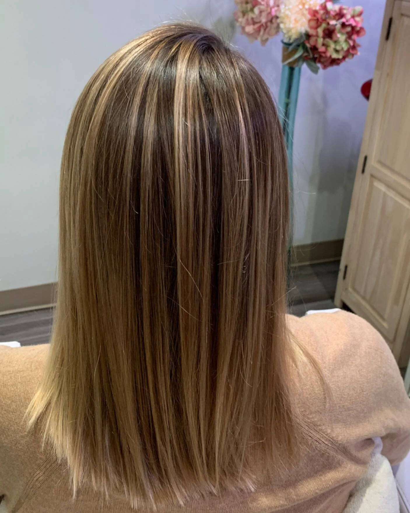 Realizing I&rsquo;ve done so much awesome hair, and have taken so few pics 🤦🏻&zwj;♀️ 
Oh well! Onward and upward. Here&rsquo;s a pretty natural highlighted and glossed babe for ya. 💋