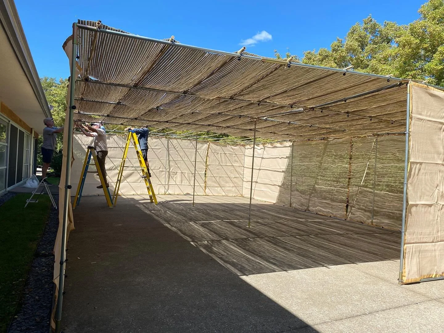 Our huge new Sukkah is up!  The menu is ready&hellip;All that&rsquo;s missing is YOU! Please register by tonight for Sukkot Brunch 🍳🥯☕️🥂🍾 Link in Bio 😇