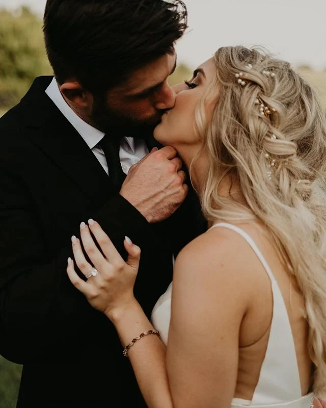 OBSESSED with this gorgeous mane! @nebraskahannah thank you for allowing me to be a part of your special day ❤️
.
📸 @stephanienachtrab 💄 @keeleedee 💁🏼&zwj;♀️ @kalirahder 
#bride #bridalhair #bohobride #braid #omahabridalhair #thesaltyblondesalon 
