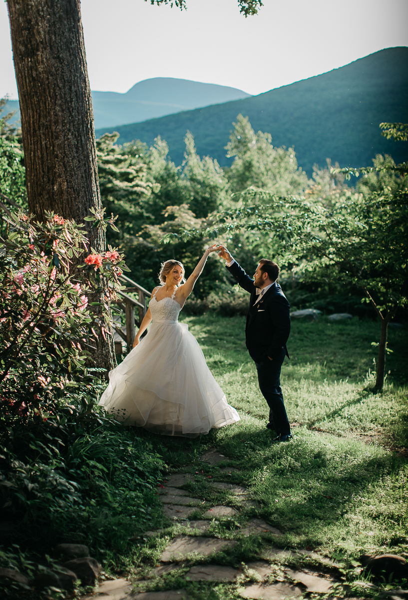 LS Onteora Mountain Housewedding Couple Dancing Pose