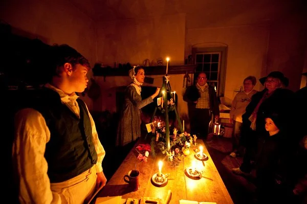 Candlelight%20tour%20at%20Old%20Salem_rgb_72.jpg