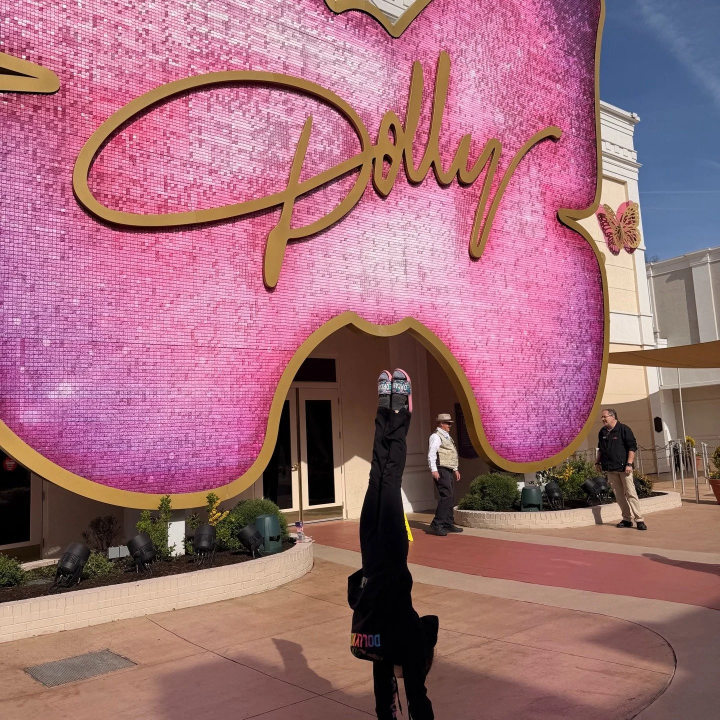 Handler Log: Week 14

It was a headline week for performing arts programs across the Southeast. Orange Sky Travel managed logistics for bands, choruses, and strings programs as they traveled for performances and competitions in major hubs.

Performan