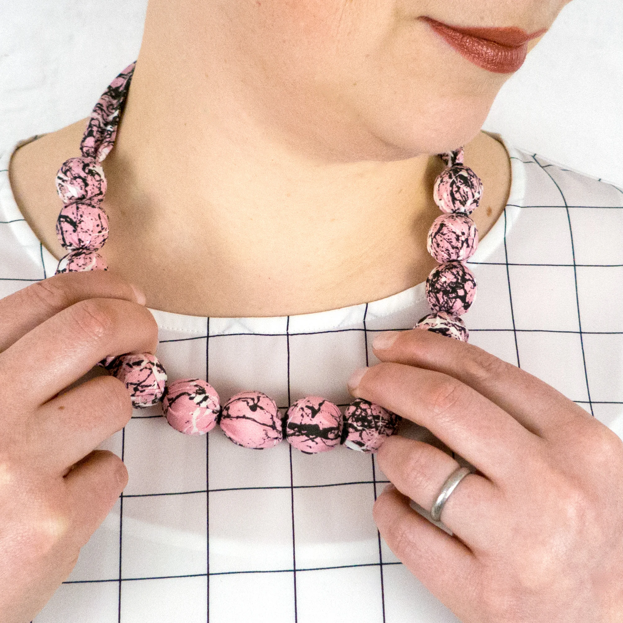 albaquirky_fabric_bead_neacklace_white_candyj02.jpg