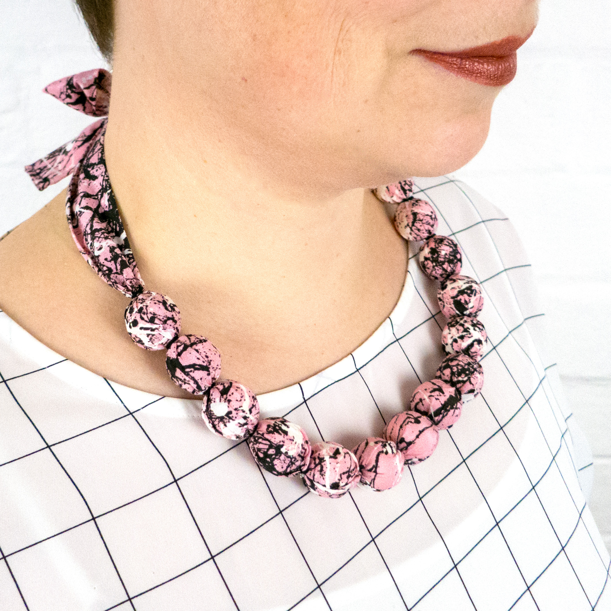 albaquirky_fabric_bead_neacklace_white_candyj03.jpg