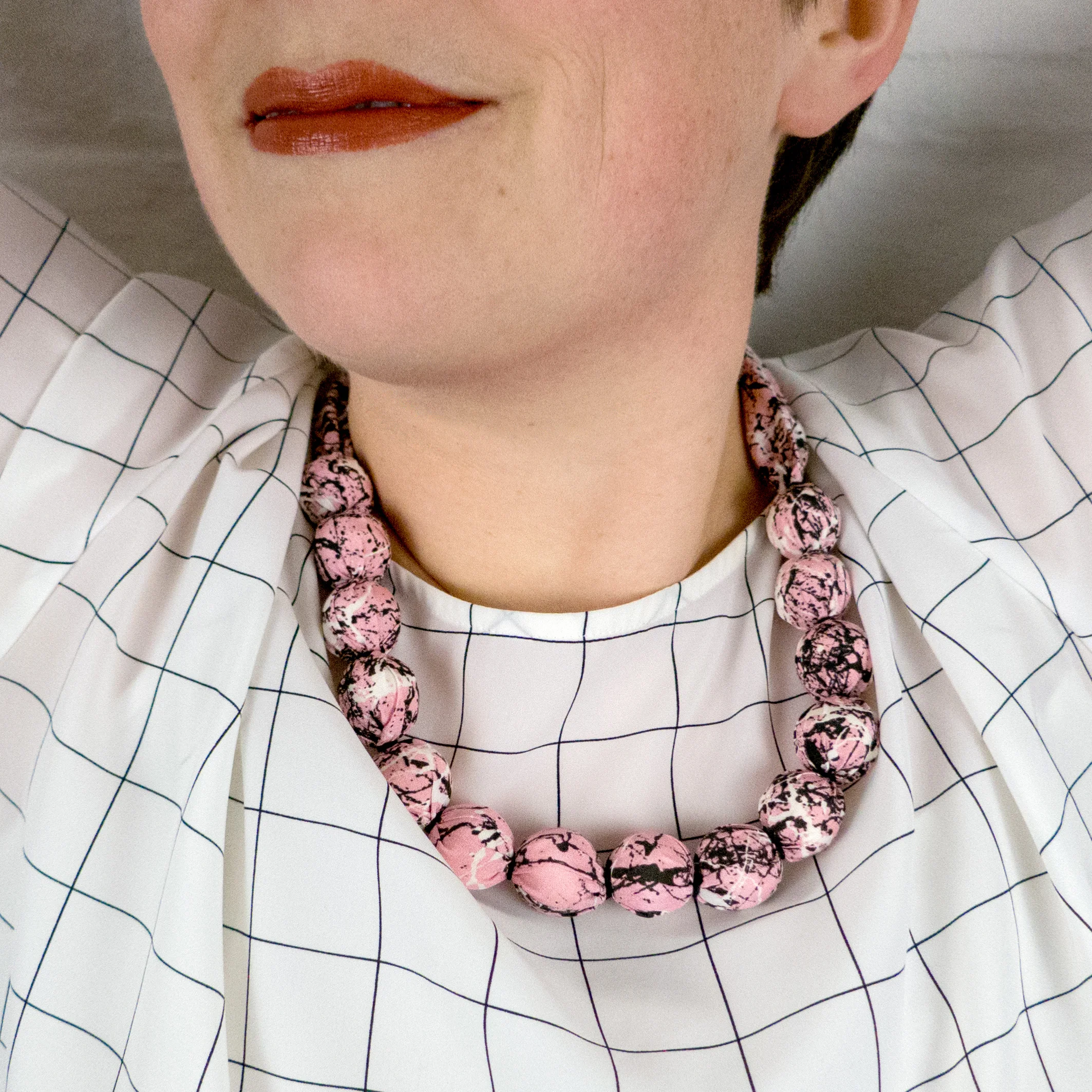 albaquirky_fabric_bead_neacklace_white_candyj05.jpg