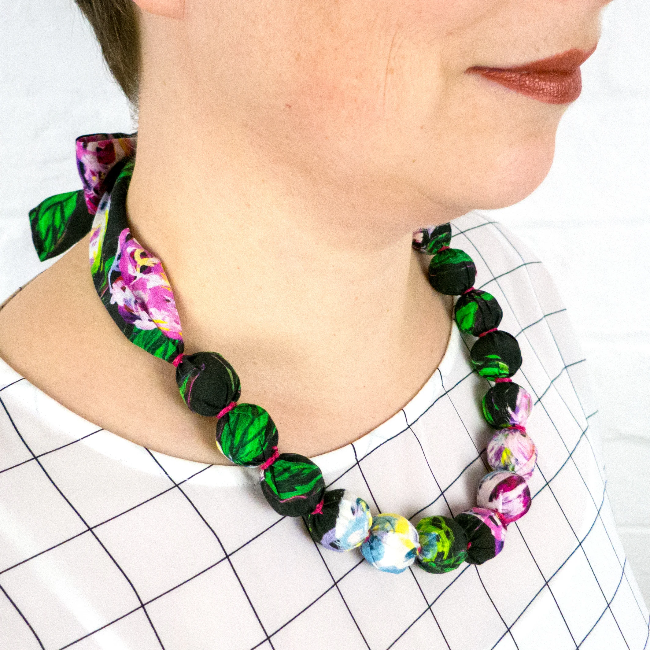 albaquirky_fabric_bead_neacklace_white_peony03.jpg