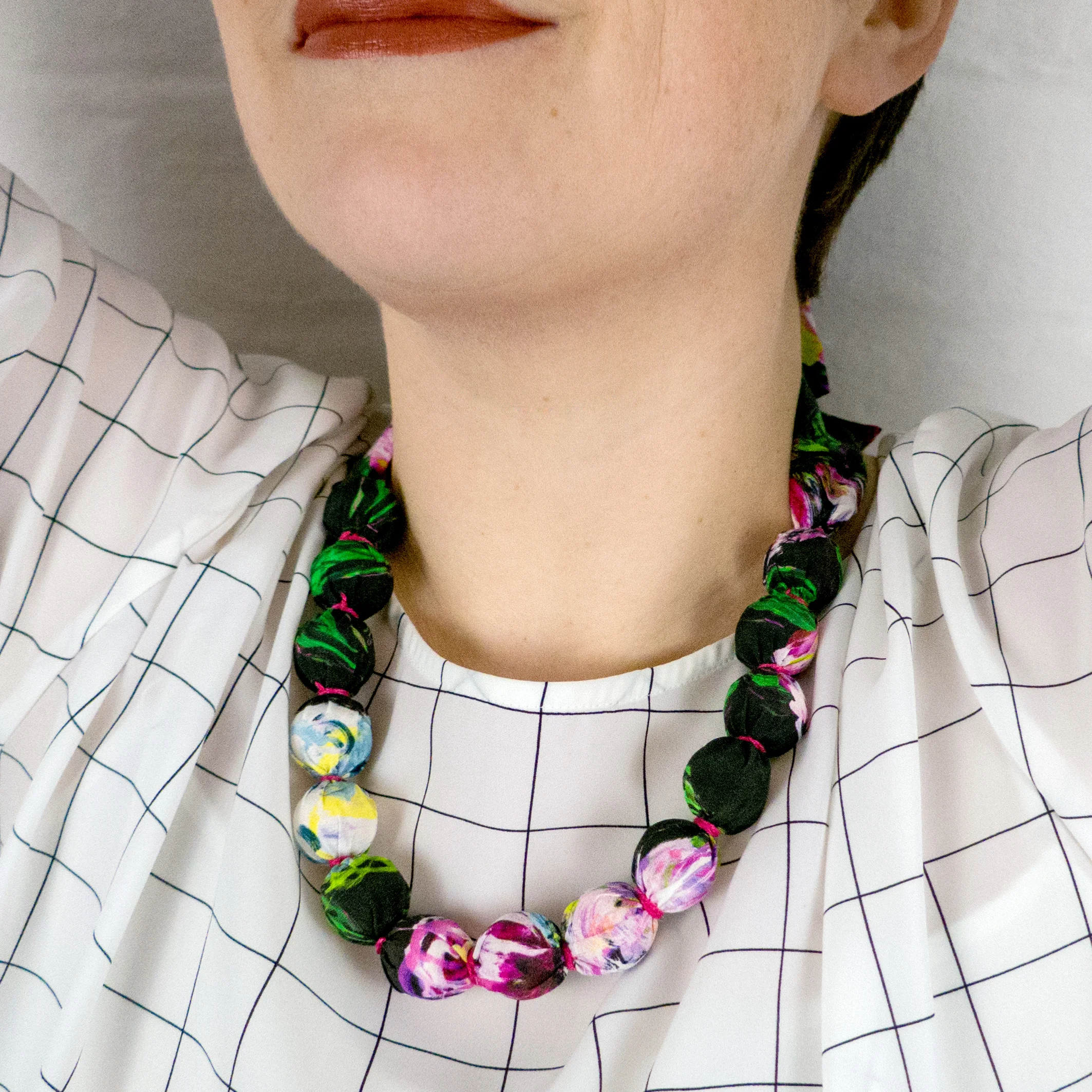 albaquirky_fabric_bead_neacklace_white_peony05.jpg