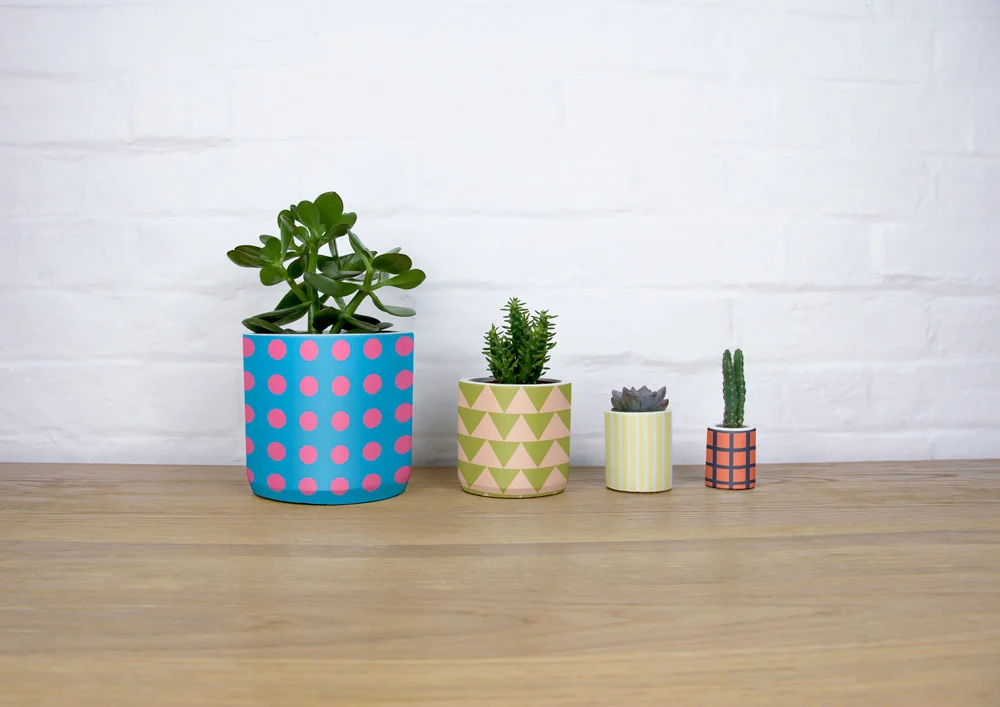 4_cement_planters_wooden_ground_01.jpg
