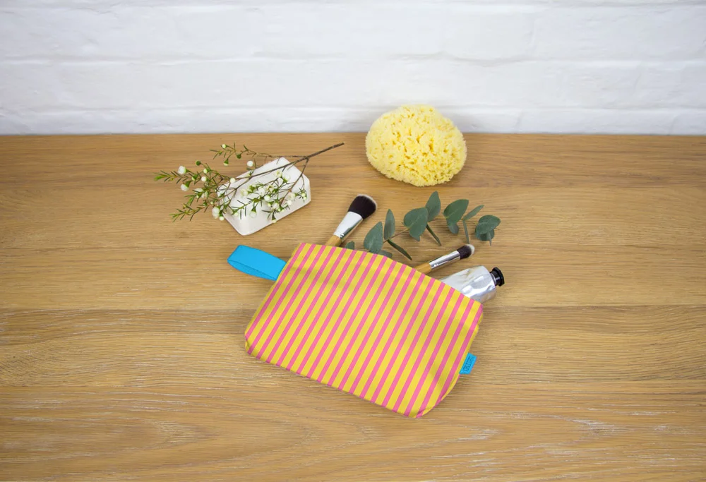 Toiletries_bag_mockup_04.jpg