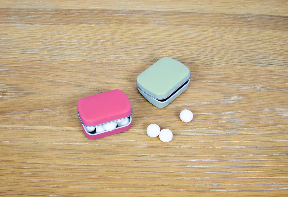 2_tins_with_candies_04.jpg