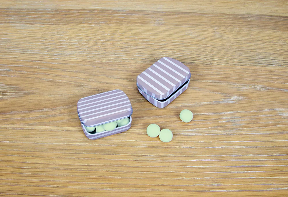 2_tins_with_candies_05.jpg